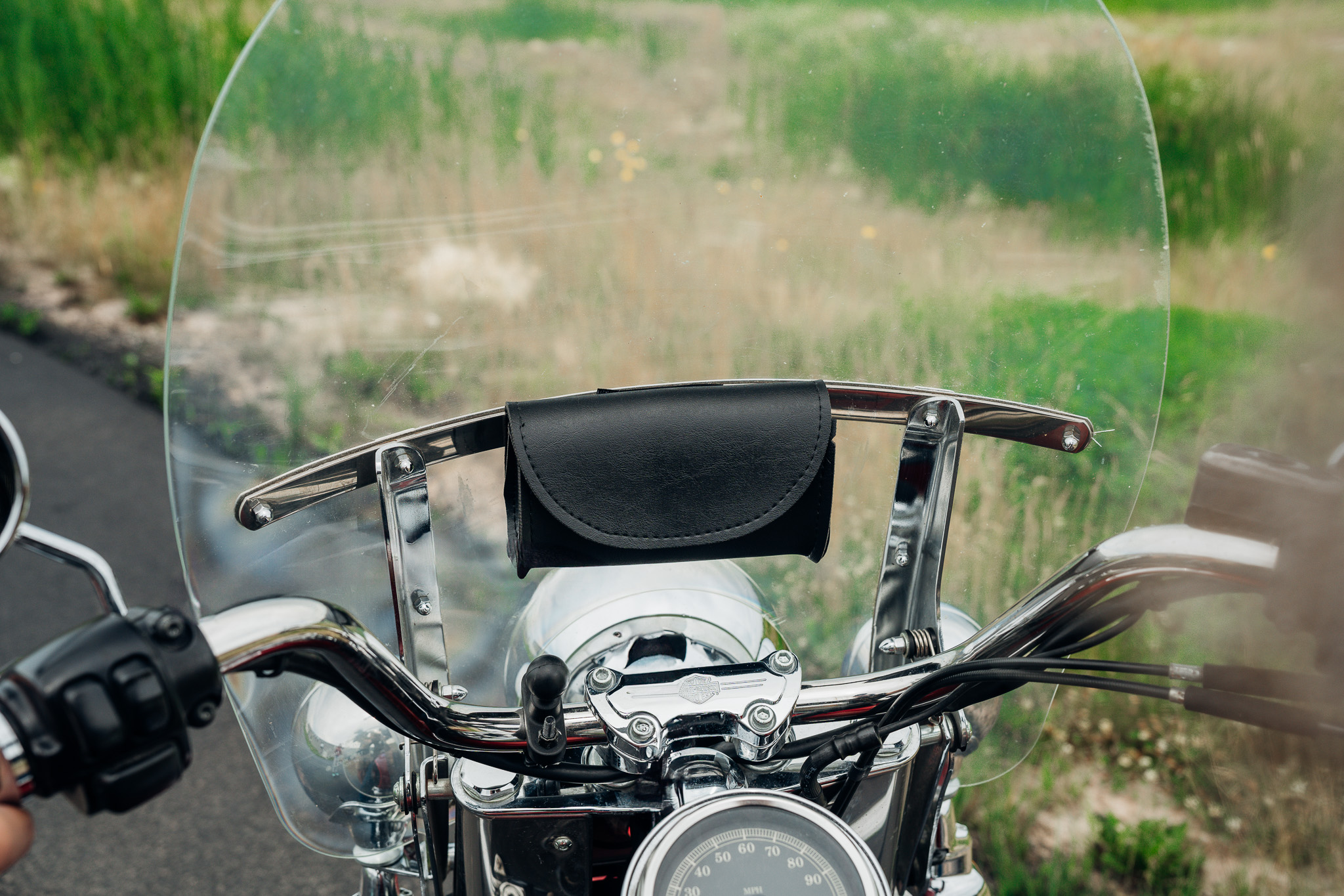 Willie & Max Dual Purpose Windshield Bag / Handlebar Pouch - Image 4